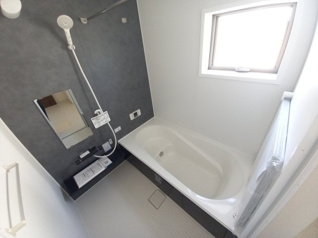 【住宅ローンはプラスへお任せください♪】　☆平泉崎第8／6号棟☆　の浴室|◆ユニットバスの写真です◆　毎日の疲れを癒す広々とした浴室は、足を伸ばしてゆっくりとくつろげます♪　好きな音楽を聴いたり、動画を見たり、半身浴をして　自分だけの癒し時間が楽しめますね！

