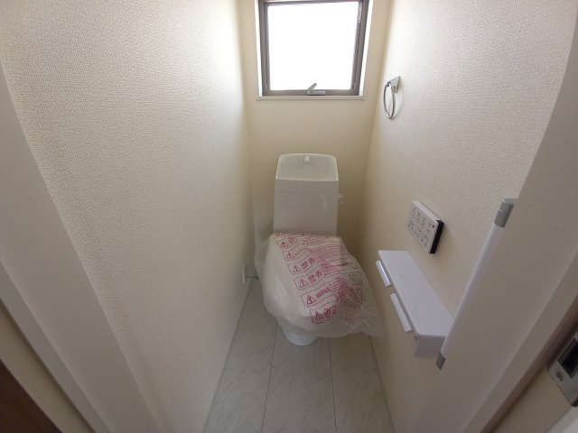 【住宅ローンはプラスへお任せください♪】　☆平泉崎第8／6号棟☆　のトイレ|◆トイレの写真です◆
便器にフチがないので汚れが隠れて見えない部分がありません。 お手入れがとってもラクラクです♪　一階、二階にそれぞれトイレがございますので、ご家族の多い方でも安心ですね♪

