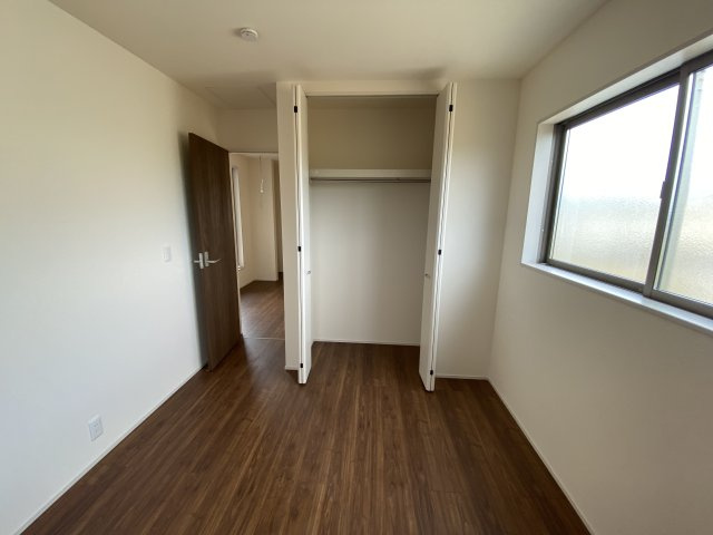 【住宅ローンはプラスへお任せください♪】　☆平泉崎第8／6号棟☆　の収納|◆収納スペースの写真です◆　衣類やカバンなどたっぷりと収納可能です！生活感のあるものを隠して置けるからお部屋をスッキリと見せやすいです。

