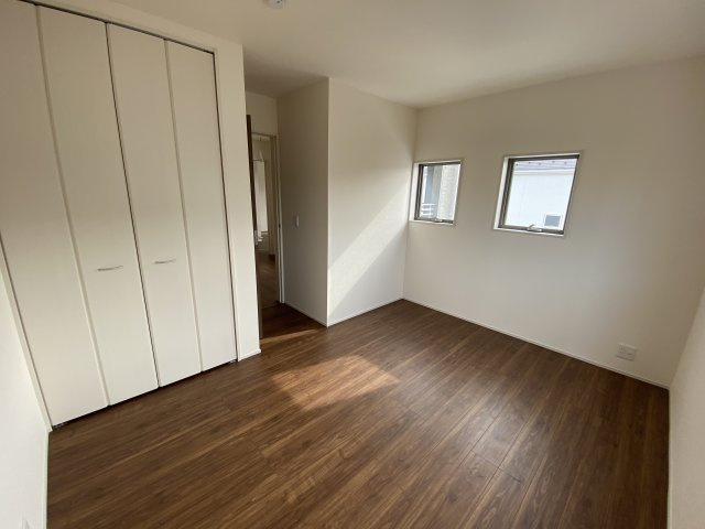 【住宅ローンはプラスへお任せください♪】　☆平泉崎第8／6号棟☆　の洋室|◆居室の写真です◆　柔らかい陽光が差し込む明るいお部屋を演出☆　使い勝手の良い間取りなので、ご家族の状況の変化にも耐えられますね。


