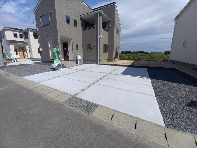 【住宅ローンはプラスへお任せください♪】　☆平泉崎第8／6号棟☆　の駐車場|◆カースペースの写真です◆
陽当りの良い駐車場は週末の洗車も快適です♪お車の他にも、自転車をとめられそうなスペースもございます。
