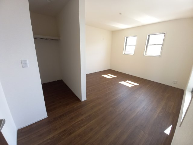 【住宅ローンはプラスへお任せください♪】　☆平泉崎第8／6号棟☆　の洋室|同施工◆居室の写真です◆　木の温もりがナチュラルでくつろげる空間ですね♪　子供部屋としても、寝室としても、どんなインテリアにしようか…選ぶ楽しみが増えますね♪

