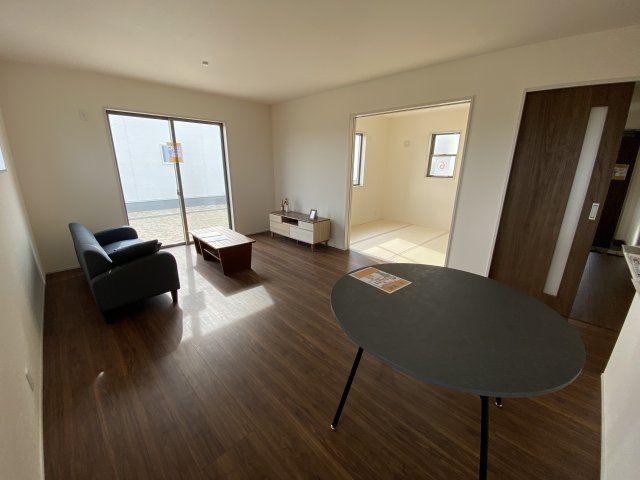 【住宅ローンはプラスへお任せください♪】　☆平泉崎第8／6号棟☆　の居間・リビング|◆リビングの写真です◆木の温もりがやさしいフローリングは安らぎをもたらすプライベート空間♪大きな窓のあるリビングは、陽光あふれる明るく居心地も良く、ご家族皆がゆったり寛げる憩いの空間となりそうです。
