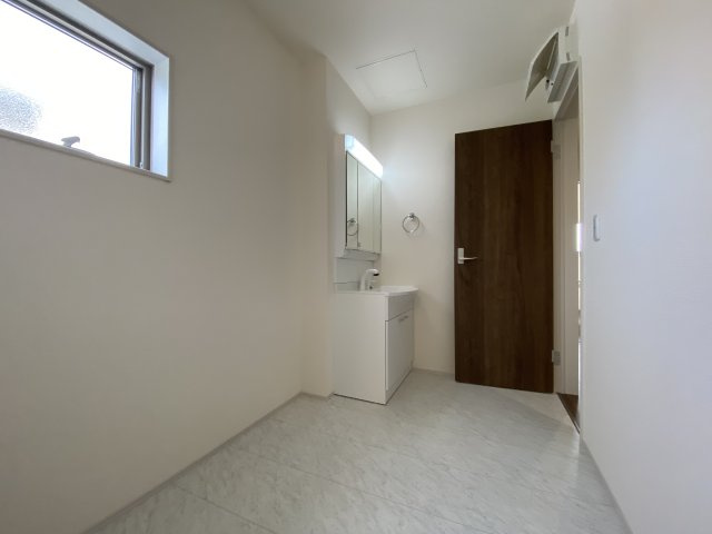 【住宅ローンはプラスへお任せください♪】　☆平泉崎第8／6号棟☆　の独立洗面台|◆洗面所の写真です◆　洗面台は朝をすっきりさせてくれる空間としては大切な空間です。バタバタしている忙しい朝でも収納が多い洗面台では短い時間で効率良く支度ができます。

