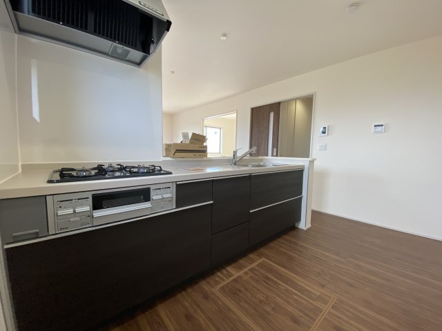 【住宅ローンはプラスへお任せください♪】　☆平泉崎第8／6号棟☆　のキッチン|◆キッチンの写真です◆　とにかくものが多くなりがちなキッチン空間。システムキッチンは見た目スッキリなのに収納力たっぷりです♪さらに床下収納もあります。

