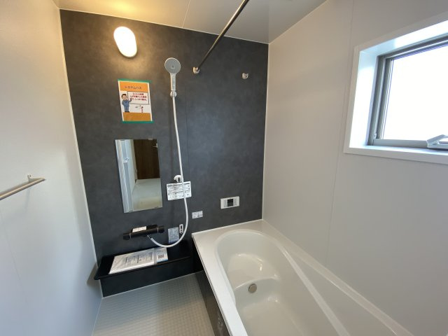 【住宅ローンはプラスへお任せください♪】　☆平泉崎第8／6号棟☆　の浴室|◆ユニットバスの写真です◆　毎日の疲れを癒す広々とした浴室は、足を伸ばしてゆっくりとくつろげます♪　音楽を聴いたり、自分だけの特別な時間に・・・♪半身浴にピッタリですね♪


