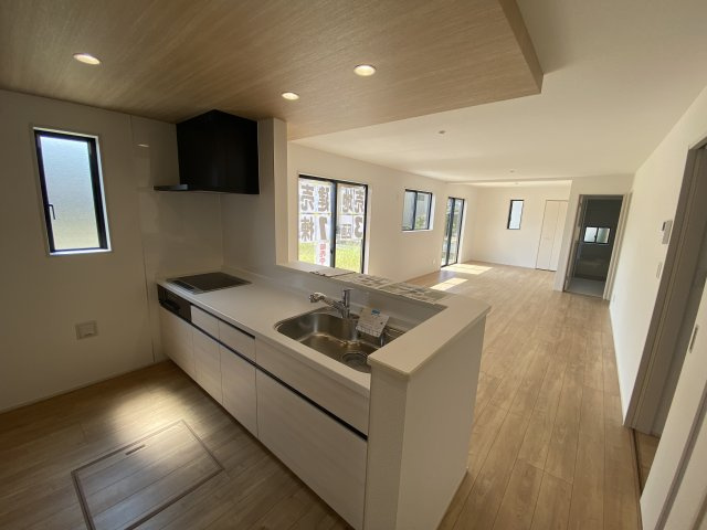 11/29価格変更♪　【郷ケ丘　4期】　1号棟　◆新生活応援キャンペーン中♪のキッチン|キッチンの写真です。　とにかくものが多くなりがちなキッチン空間。システムキッチンは見た目スッキリなのに収納力たっぷりです♪さらに床下収納もあります。