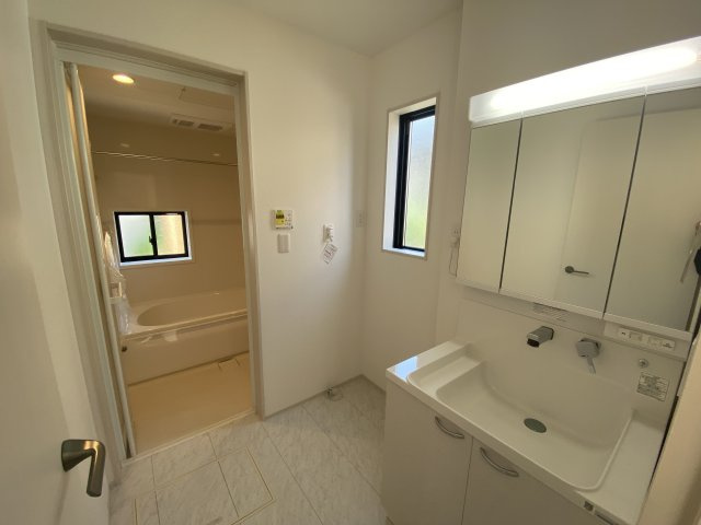 11/29価格変更♪　【郷ケ丘　4期】　1号棟　◆新生活応援キャンペーン中♪の独立洗面台|洗面所の写真です。使い勝手の良い洗面台は、奥様の身支度の時間も楽しくなりそうですね。　すっきりと使えるように収納も豊富にご用意しています。