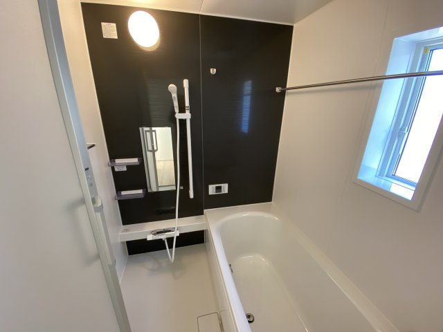 【いわき市泉玉露第5　全2棟／2号棟】※必ずもらえる選べるキャンペーン実施中♪の浴室|■□■ユニットバスの写真です■□■　高断熱浴槽なので、温めたお湯の熱を逃がしにくくし、しっかり断熱してくれるので、入浴の時間帯がバラバラでも安心ですね♪