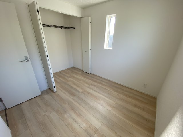 【いわき市泉玉露第5　全2棟／2号棟】※必ずもらえる選べるキャンペーン実施中♪の洋室|■□■居室の写真です■□■　
木の温もりがナチュラルでくつろげる空間ですね。