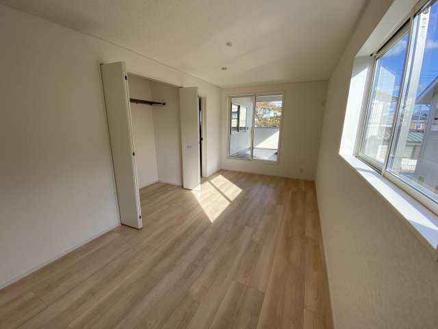 【いわき市泉玉露第5　全2棟／2号棟】※必ずもらえる選べるキャンペーン実施中♪の洋室|■□■居室の写真です■□■　
木の温もりがナチュラルでくつろげる空間ですね。