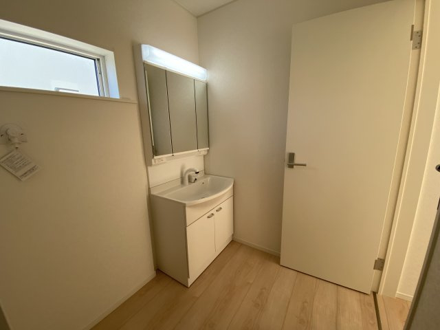 【いわき市泉玉露第5　全2棟／2号棟】※必ずもらえる選べるキャンペーン実施中♪の独立洗面台|◆洗面所の写真です◆　洗面台は朝をすっきりさせてくれる空間としては大切な空間です。バタバタしている忙しい朝でも収納が多い洗面台では短い時間で効率良く支度ができます。

