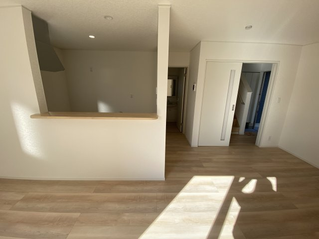 【いわき市泉玉露第5　全2棟／2号棟】※必ずもらえる選べるキャンペーン実施中♪の居間・リビング|◆リビングの写真です◆木の温もりがやさしいフローリングは安らぎをもたらすプライベート空間♪大きな窓のあるリビングは、陽光あふれる明るく居心地も良く、ご家族皆がゆったり寛げる憩いの空間となりそうです。
