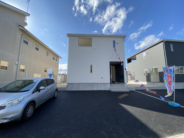 【いわき市泉玉露第5　全2棟／2号棟】※必ずもらえる選べるキャンペーン実施中♪の駐車場|◆カースペースの写真です◆
陽当りの良い駐車場は週末の洗車も快適です♪お車の他にも、自転車をとめられそうなスペースもございます。
