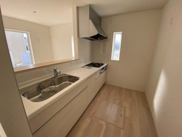 【いわき市泉玉露第5　全2棟／2号棟】※必ずもらえる選べるキャンペーン実施中♪のキッチン|■□■キッチンの写真です■□■　対面式キッチンは、リビングの様子を見ながらお料理出来るので、小さなお子様がいらっしゃる方は、安心してお料理出来ますね。