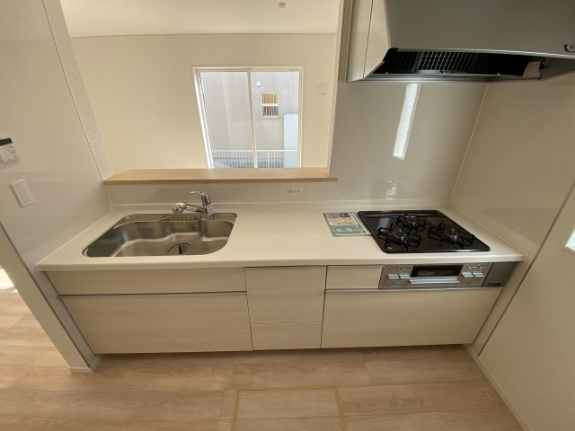 【いわき市泉玉露第5　全2棟／2号棟】※必ずもらえる選べるキャンペーン実施中♪のキッチン|■□■キッチンの写真です■□■　システムキッチンは見た目スッキリなのに収納力たっぷりです♪さらに床下収納もありますので、物が多くなりがちなキッチンもスッキリとしていられそうです。