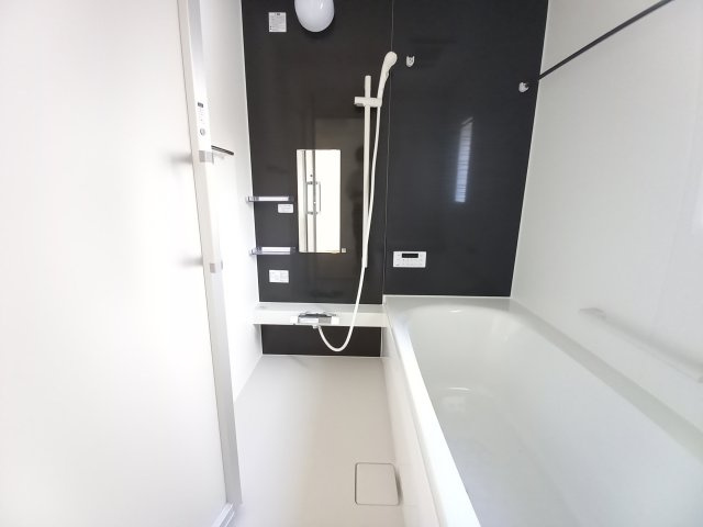 【いわき市小名浜南富岡　第1】　1号棟　※必ずもらえる選べるキャンペーン実施中！の浴室|同施工　■□■ユニットバスの写真です■□■　高断熱浴槽なので、温めたお湯の熱を逃がしにくくし、しっかり断熱してくれるので、入浴の時間帯がバラバラでも安心ですね♪