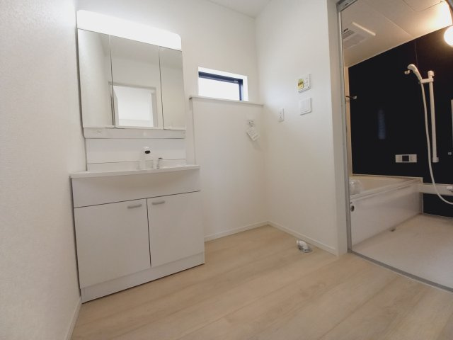【いわき市小名浜南富岡　第1】　1号棟　※必ずもらえる選べるキャンペーン実施中！の独立洗面台|同施工　■□■洗面所の写真です■□■　使い勝手の良い洗面台は、奥様の身支度の時間も楽しくなりそうですね。