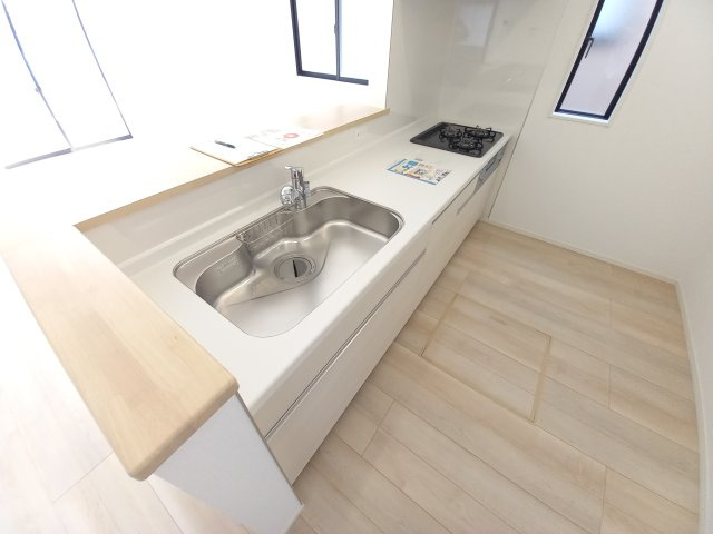 【いわき市小名浜南富岡　第1】　1号棟　※必ずもらえる選べるキャンペーン実施中！のキッチン|同施工■□■キッチンの写真です■□■　対面式キッチンは、リビングの様子を見ながらお料理出来るので、小さなお子様がいらっしゃる方は、安心してお料理出来ますね。