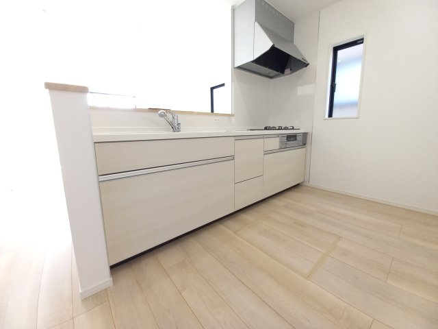 【いわき市小名浜南富岡　第1】　1号棟　※必ずもらえる選べるキャンペーン実施中！のキッチン|同施工■□■キッチンの写真です■□■　システムキッチンは見た目スッキリなのに収納力たっぷりです♪さらに床下収納もありますので、物が多くなりがちなキッチンもスッキリとしていられそうです。