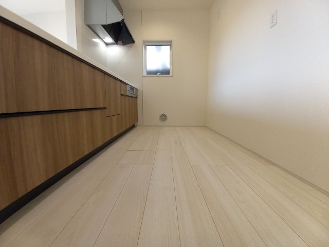 【平下平窪　第11】全4棟／3号棟　選べる豪華家電キャンペーン実施中♪　※平第四小・平第一中　のキッチン|同施工◆キッチンの写真です◆
料理好きな人必見♪キッチンスペース広々！
対面式キッチンですので、お食事の準備をしながらご家族との会話を楽しめます☆

