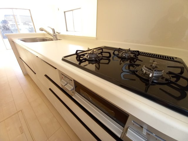 【平下平窪　第11】全4棟／3号棟　選べる豪華家電キャンペーン実施中♪　※平第四小・平第一中　のキッチン|同施工◆キッチンの写真です◆
キッチンからリビングを見渡すことができ、お子様の様子を見ながら作業ができます♪　水や熱に強いステンレスシンクは、汚れに強いためお掃除が楽ちんです。

