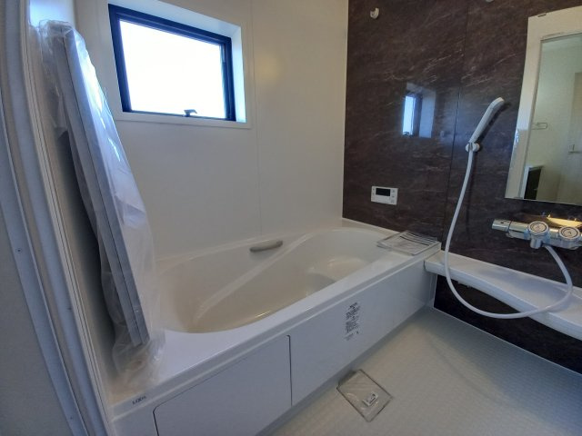 【平下平窪　第11】全4棟／3号棟　選べる豪華家電キャンペーン実施中♪　※平第四小・平第一中　の浴室|同施工◆ユニットバスの写真です◆　毎日の疲れを癒す広々とした浴室は、足を伸ばしてゆっくりとくつろげます♪　好きな音楽を聴いたり、動画を見たり、半身浴をして　自分だけの癒し時間が楽しめますね！