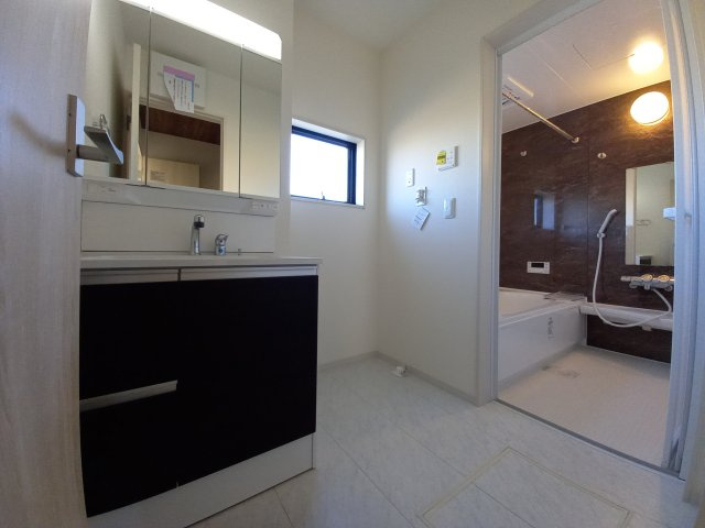 【平下平窪　第11】全4棟／3号棟　選べる豪華家電キャンペーン実施中♪　※平第四小・平第一中　の独立洗面台|同施工◆洗面所の写真です◆清潔感のある、使い勝手の良い洗面台は、朝が気持ちよく迎えられそうです。三面の鏡をすべて使い、収納スペースをしっかり確保してあるので、歯ブラシなどの収納に便利ですね♪


