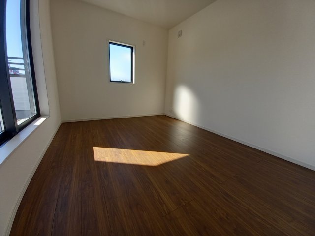 【平下平窪　第11】全4棟／3号棟　選べる豪華家電キャンペーン実施中♪　※平第四小・平第一中　の洋室|同施工◆居室の写真です◆　充分な広さの収納を備え、採光良好な洋室は、快適空間。プライベートの時間もゆったりお寛ぎ頂けそうです。

