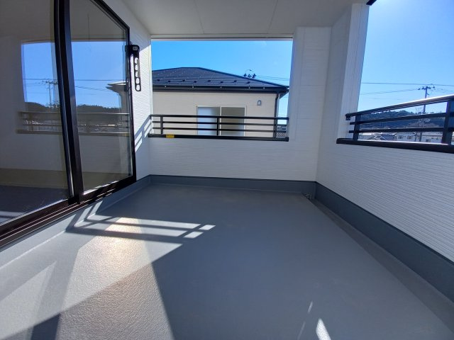 【平下平窪　第11】全4棟／3号棟　選べる豪華家電キャンペーン実施中♪　※平第四小・平第一中　のバルコニー|同施工◆バルコニーの写真です◆　
洗濯物から布団まで一度にたくさん干せて便利です♪
眺めのよいバルコニーで、あなただけのリラックスタイムを☆

