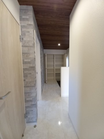 【平下平窪　第11】全4棟／3号棟　選べる豪華家電キャンペーン実施中♪　※平第四小・平第一中　の玄関|同施工◆現地写真です◆
一緒に理想の住まいを見つけましょう！（＾＾）
お住まいの相談だけでなく、地域の事についても是非お気軽に尋ねてください！
お問い合わせは不動産プラスまで☆