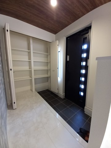 【平下平窪　第11】全4棟／3号棟　選べる豪華家電キャンペーン実施中♪　※平第四小・平第一中　の玄関|同施工◆玄関の写真です◆
玄関の写真です。断熱玄関ドアなので、冷気や暖気の侵入や流出を抑えてくれます。
お洒落で明るい玄関は、お客様にも喜ばれそうです♪♪

