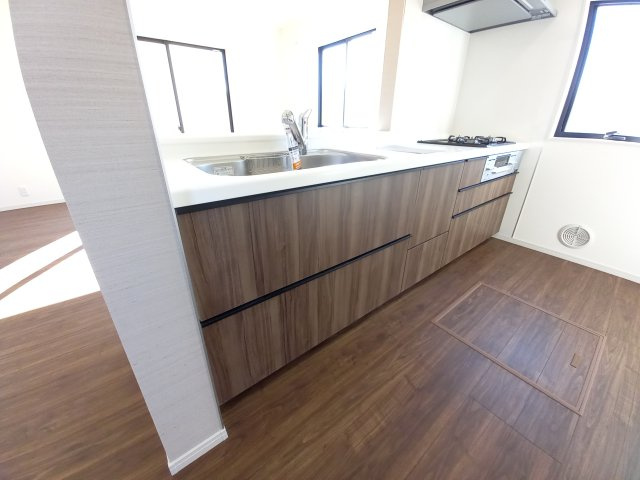 【平下平窪　第11】全4棟／3号棟　選べる豪華家電キャンペーン実施中♪　※平第四小・平第一中　のキッチン|同施工◆キッチンの写真です◆
料理好きな人必見♪キッチンスペース広々！
対面式キッチンですので、お食事の準備をしながらご家族との会話を楽しめます☆
