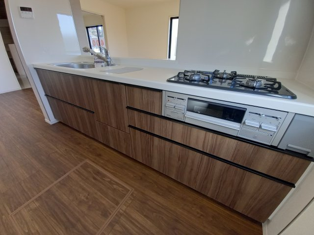 【平下平窪　第11】全4棟／3号棟　選べる豪華家電キャンペーン実施中♪　※平第四小・平第一中　のキッチン|同施工◆キッチンの写真です◆　とにかくものが多くなりがちなキッチン空間。システムキッチンは見た目スッキリなのに収納力たっぷりです♪さらに床下収納もあります。

