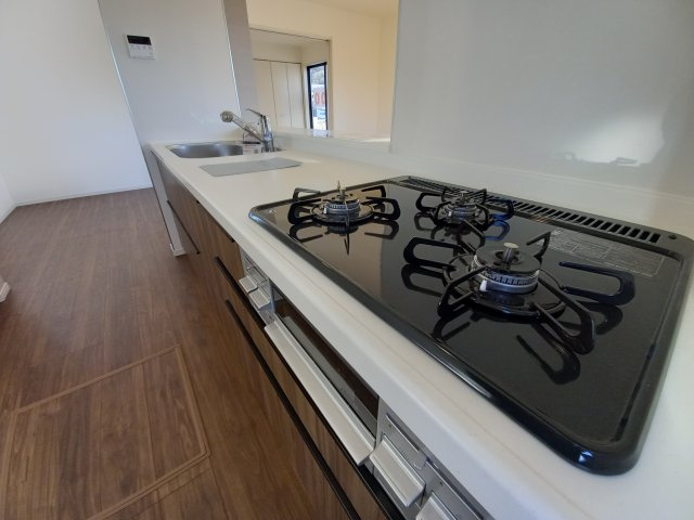 【平下平窪　第11】全4棟／3号棟　選べる豪華家電キャンペーン実施中♪　※平第四小・平第一中　のキッチン|同施工◆キッチンの写真です◆　使い勝手の良いシステムキッチン！
家族の笑顔を見ながらするお料理は対面キッチンの特権ですね！
お料理しやすいキッチンです♪