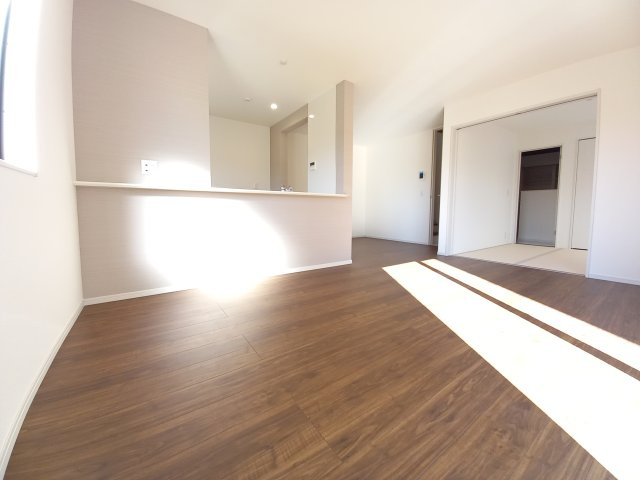 【平下平窪　第11】全4棟／3号棟　選べる豪華家電キャンペーン実施中♪　※平第四小・平第一中　の居間・リビング|同施工◆リビングの写真です◆　広々としたLDKに、自分好みのインテリアでレイアウト。季節ごとに模様替えなども、楽しみの一つとなりそうです♪