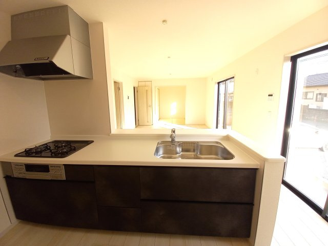 【平下平窪　第11】全4棟／4号棟　選べる豪華家電キャンペーン実施中♪※平第四小・平第一中　のキッチン|同施工◆キッチンの写真です◆
キッチンからリビングを見渡すことができ、お子様の様子を見ながら作業ができます♪　水や熱に強いステンレスシンクは、汚れに強いためお掃除が楽ちんです。

