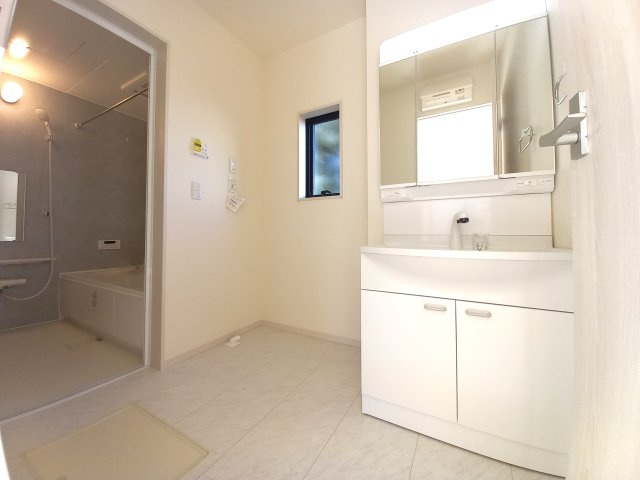 【平下平窪　第11】全4棟／4号棟　選べる豪華家電キャンペーン実施中♪※平第四小・平第一中　の独立洗面台|同施工◆洗面所の写真です◆清潔感のある、使い勝手の良い洗面台は、朝が気持ちよく迎えられそうです。三面の鏡をすべて使い、収納スペースをしっかり確保してあるので、歯ブラシなどの収納に便利ですね♪


