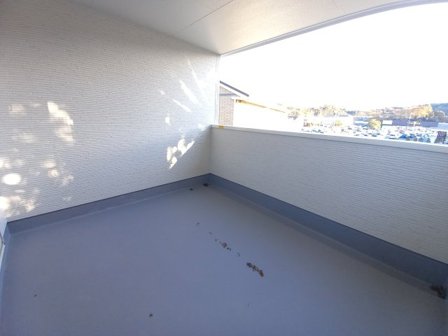 【平下平窪　第11】全4棟／4号棟　選べる豪華家電キャンペーン実施中♪※平第四小・平第一中　のバルコニー|同施工◆バルコニーの写真です◆明るく風通しの良い空間です。バルコニーには二部屋から出入りできます♪たくさん干せてよく乾き、いつもふかふかの洗濯物！心地よい日差しやさわやかな風を感じることができます
