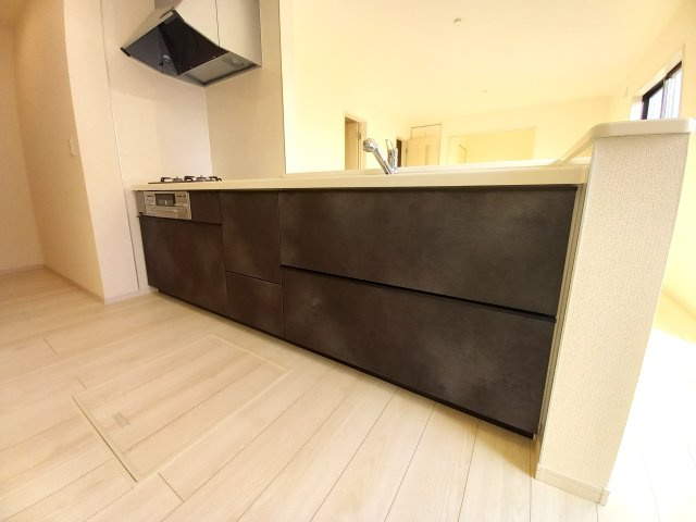 【平下平窪　第11】全4棟／4号棟　選べる豪華家電キャンペーン実施中♪※平第四小・平第一中　のキッチン|同施工◆キッチンの写真です◆　とにかくものが多くなりがちなキッチン空間。システムキッチンは見た目スッキリなのに収納力たっぷりです♪さらに床下収納もあります。

