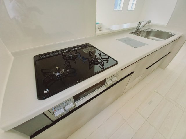 【いわき市自由ケ丘２期】全２棟／2号棟　■住宅ローンに不安がある方は不動産プラスまで■のキッチン|同施工◆キッチンの写真です◆
料理好きな人必見♪キッチンスペース広々！
対面式キッチンですので、お食事の準備をしながらご家族との会話を楽しめます☆

