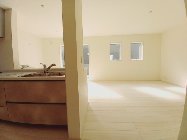 【いわき市自由ケ丘２期】全２棟／2号棟　■住宅ローンに不安がある方は不動産プラスまで■のキッチン|同施工◆キッチンの写真です◆ スッキリしていて、調理スペースも広い“システムキッチン”♪
使いやすい動線が確保できるので、お料理するのも楽しくなりますね♪

