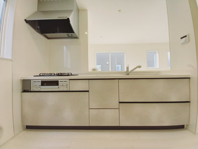 【いわき市自由ケ丘２期】全２棟／2号棟　■住宅ローンに不安がある方は不動産プラスまで■のキッチン|同施工◆キッチンの写真です◆
キッチンからリビングを見渡すことができ、お子様の様子を見ながら作業ができます♪　水や熱に強いステンレスシンクは、汚れに強いためお掃除が楽ちんです。

