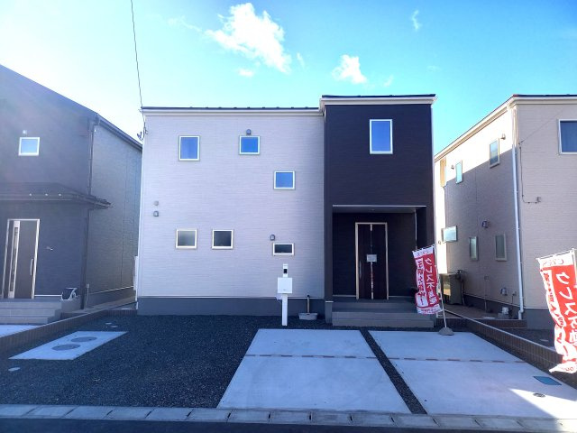 【いわき市自由ケ丘２期】全２棟／2号棟　■住宅ローンに不安がある方は不動産プラスまで■の外観|同施工◆カースペースの写真です◆
カースペースが広々としておりますので、急な来客にも対応できますね♪
車を停めていない時はお子様が外で遊ぶスペースとしても活用できそうです。

