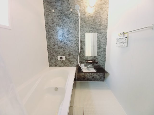 【いわき市自由ケ丘２期】全２棟／2号棟　■住宅ローンに不安がある方は不動産プラスまで■の浴室|同施工◆ユニットバスの写真です◆　毎日の疲れを癒す広々とした浴室は、足を伸ばしてゆっくりとくつろげます♪　好きな音楽を聴いたり、動画を見たり、半身浴をして　自分だけの癒し時間が楽しめますね！