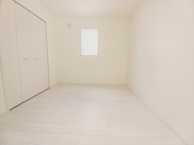 【いわき市自由ケ丘２期】全２棟／2号棟　■住宅ローンに不安がある方は不動産プラスまで■の洋室|同施工◆居室の写真です◆　柔らかい陽光が差し込む明るいお部屋を演出☆　使い勝手の良い間取りなので、ご家族の状況の変化にも耐えられますね。


