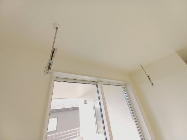 【いわき市自由ケ丘２期】全２棟／2号棟　■住宅ローンに不安がある方は不動産プラスまで■の設備|同施工◆居室の写真です◆　室内物干しがありますので、梅雨の時期でも安心です。また、夜でも外に出ずに洗濯物を干せるから、女性にも安心ですね♪


