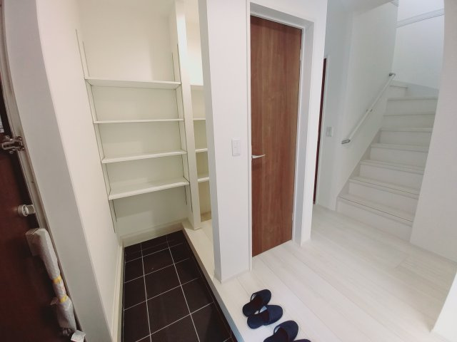 【いわき市自由ケ丘２期】全２棟／2号棟　■住宅ローンに不安がある方は不動産プラスまで■の玄関|同施工◆玄関の写真です◆
玄関の写真です。断熱玄関ドアなので、冷気や暖気の侵入や流出を抑えてくれます。
お洒落で明るい玄関は、お客様にも喜ばれそうです♪♪



