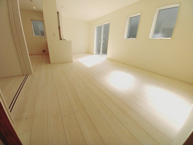 【いわき市自由ケ丘２期】全２棟／2号棟　■住宅ローンに不安がある方は不動産プラスまで■の居間・リビング|同施工◆リビングの写真です◆　広々としたLDKに、自分好みのインテリアでレイアウト。季節ごとに模様替えなども、楽しみの一つとなりそうです♪