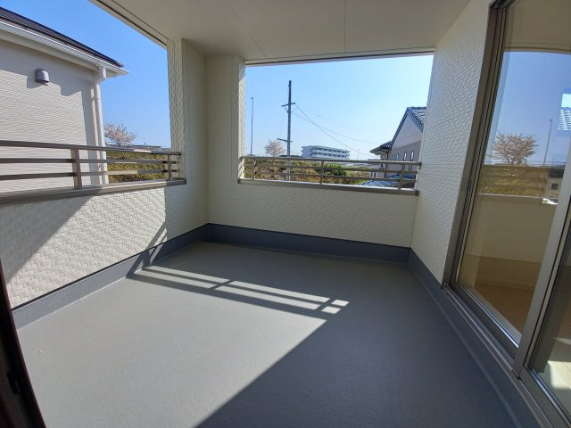 【平下平窪1期／1号棟】　おしゃれさん必見♪デザイナーズ新築建売住宅！　のバルコニー|同施工◆バルコニーの写真です◆バルコニーには二部屋から出入りできます♪たくさん干せてよく乾き、いつもふかふかの洗濯物！心地よい日差しやさわやかな風を感じることができます。

